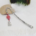 marque pages pendentif chat avec coeur et perle faite main couleur gris et fraise